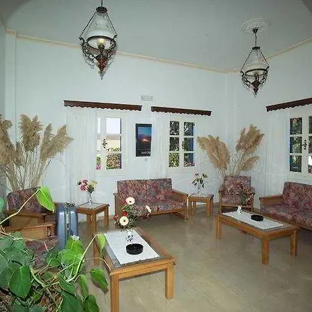 فندق Avra